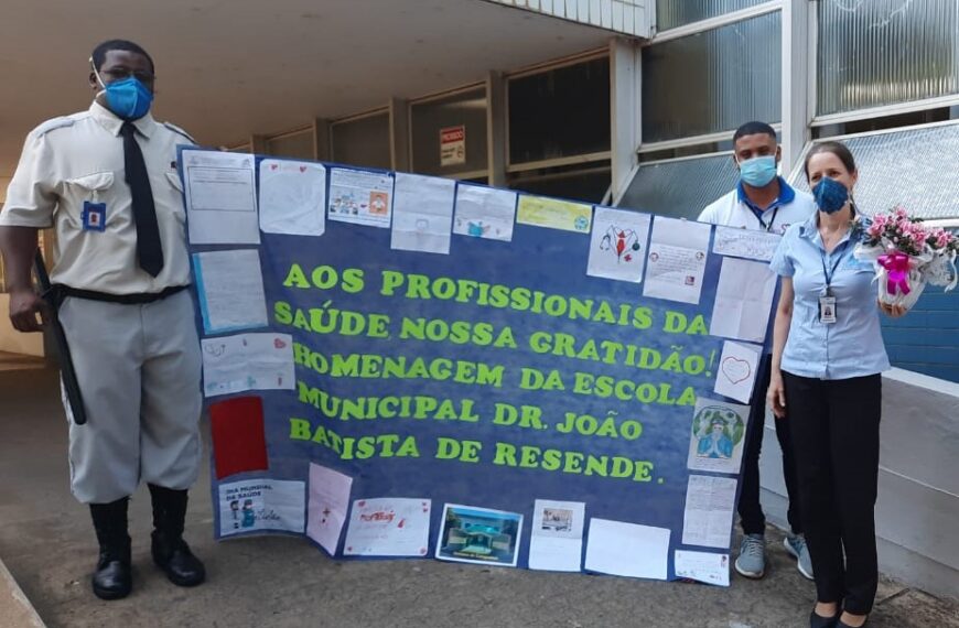 Alunos da Escola Municipal João Batista de Resende homenageiam profissionais do Hospital de Cataguases.