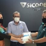 Sicoob Coopemata realiza doação de capotes ao Hospital de Cataguases.