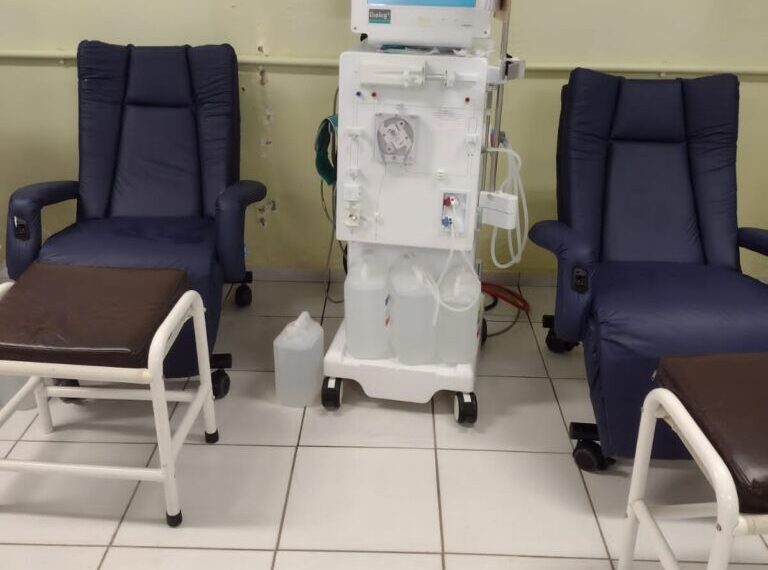 Hospital adquire 10 novas cadeiras para pacientes de hemodiálise.
